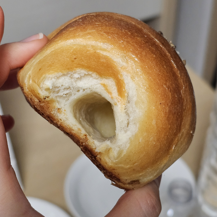 흑마늘소금빵 이미지