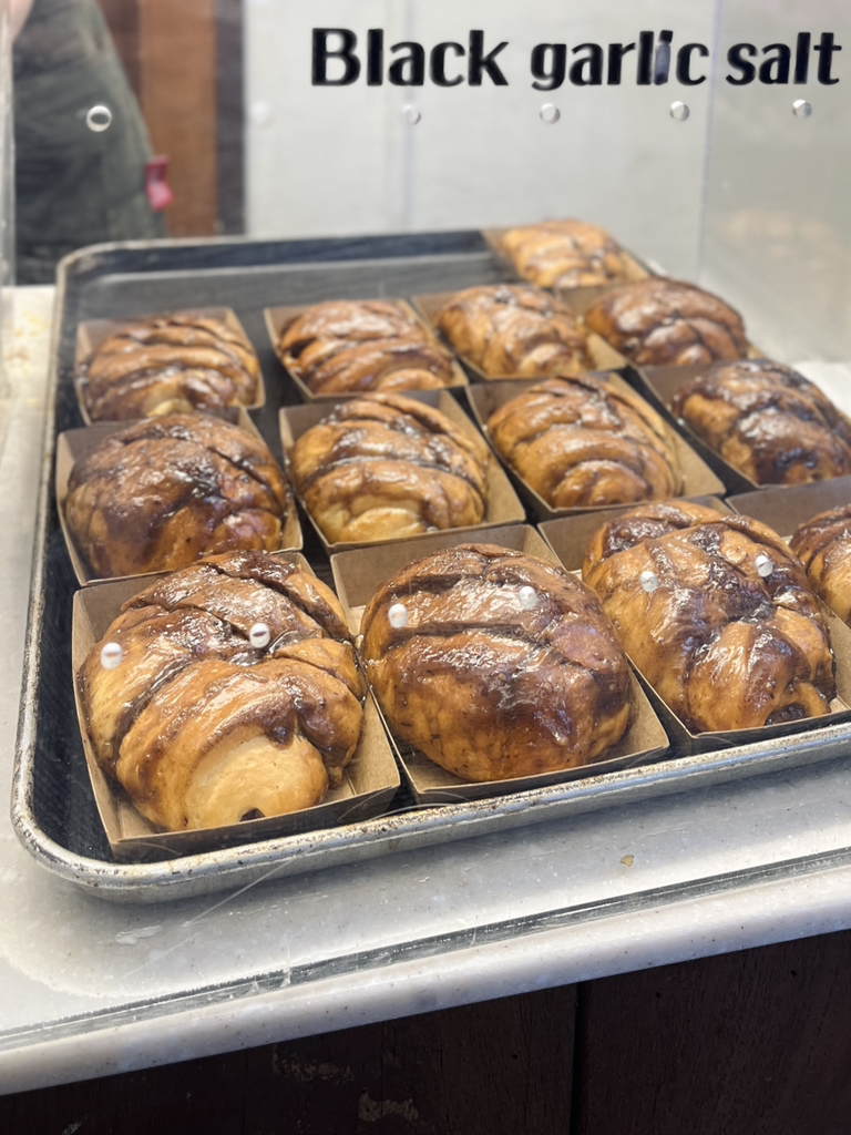 흑마늘소금빵 이미지