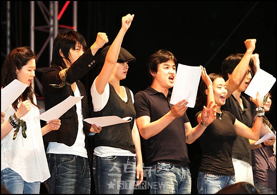 10년 전 한미FTA반대하면서 대통령 허수아비 화형식을 계획했던 영화인들 | 인스티즈