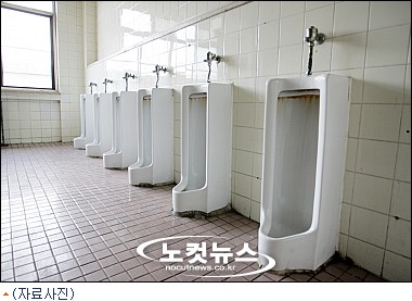 청소하는남자 이미지