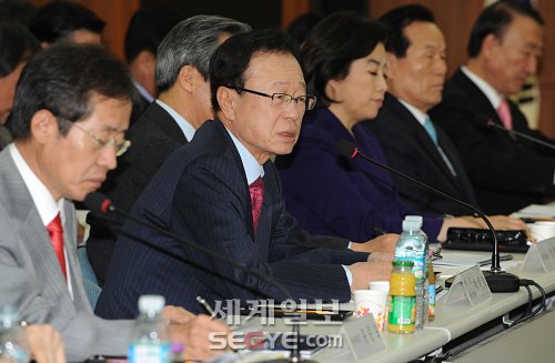 갈팡질팡 이미지
