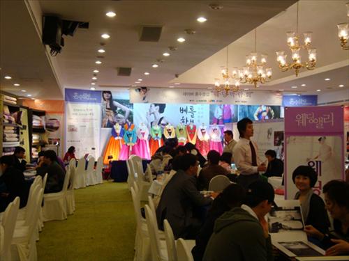 http://realestate.daum.net/news/detail/all/MD20090324160504872.daum 불황 속 결혼준비, 알뜰 예비 부부들을 위한 결혼박람회 | Daum 부동산