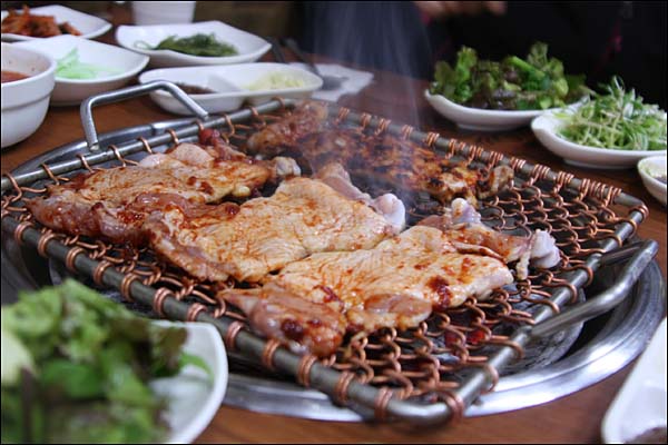 숯불에 구운닭 이미지