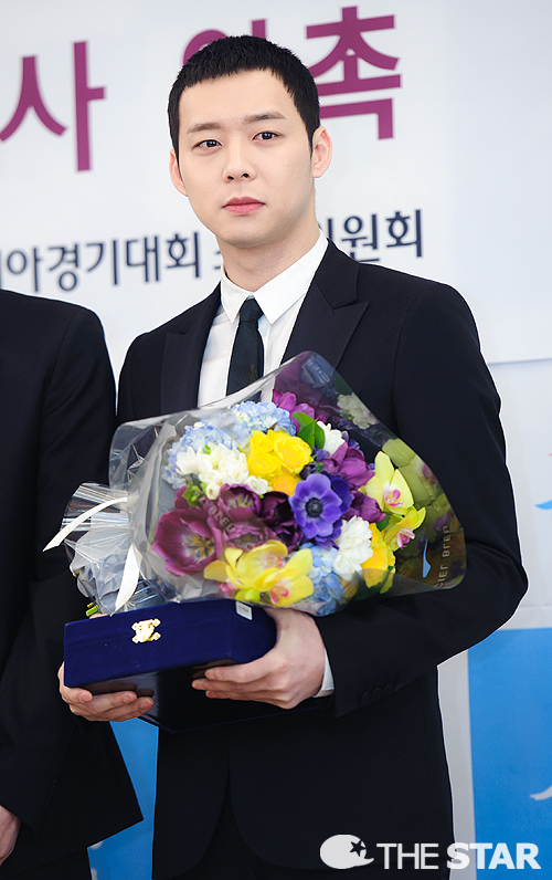 꽃을든남자 이미지