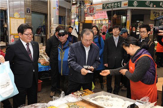 손톱시장 이미지