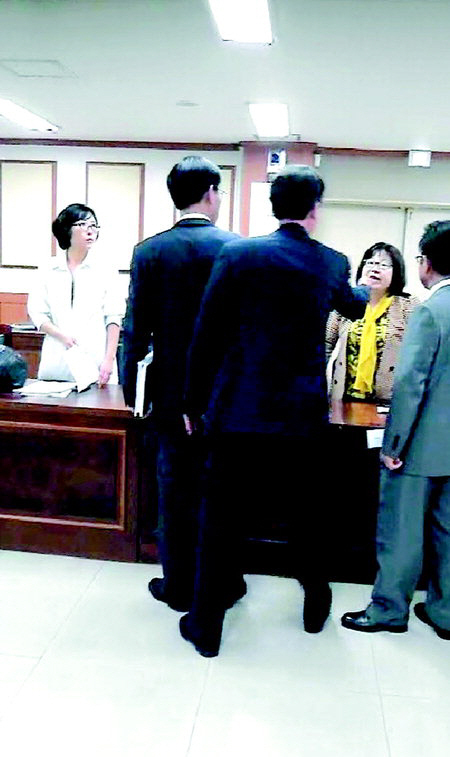 삿대질과아이들 이미지