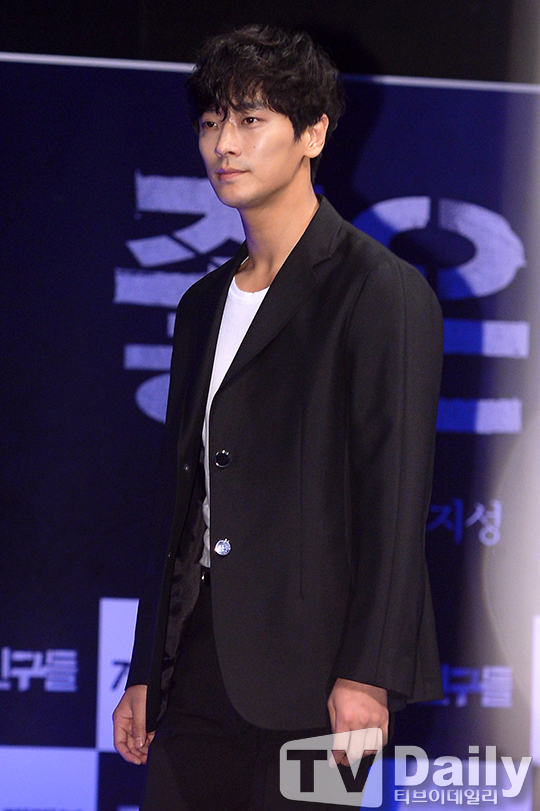 지성커텐 이미지
