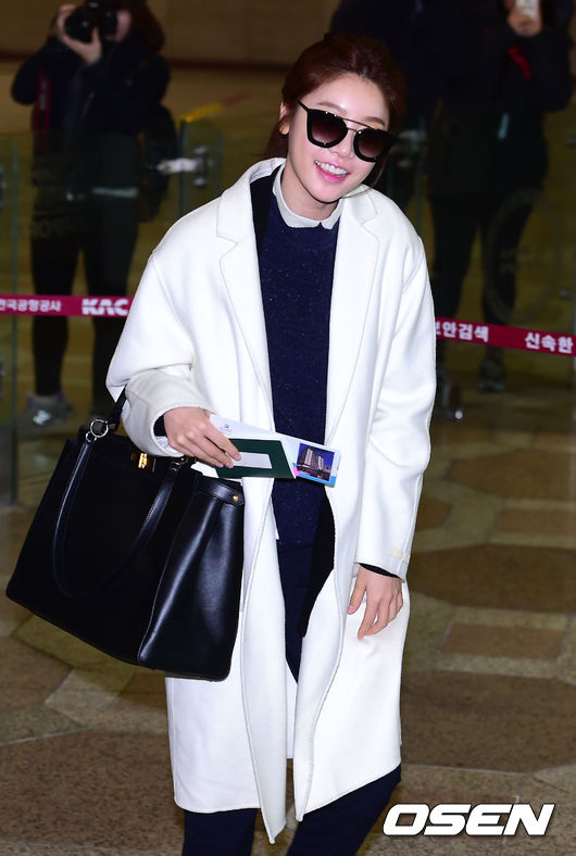 미소머금고 이미지