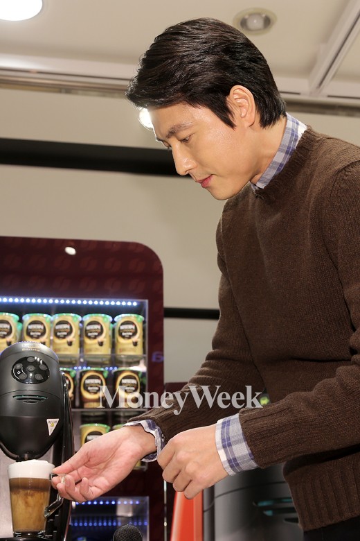 커피 내리는 남자 이미지