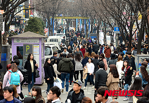 인파로 가득한 홍대 걷고 싶은 거리