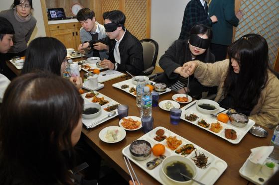 밥상머리 이미지