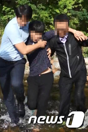 지난 1일 강원 강릉지역에서 가족과 함께 사라졌던 A씨(21·가운데)가 11일 만에 발견됐다. A씨는 11일 오후 5시께 강원 강릉시 부연동 산촌체험마을 인근 야산에 숨어있다 지인에 의해 발견됐다. A씨는 “가족에게 경찰서로 가겠다고 계속 얘기했으나 손발을 묶어놓고 가둬놓았으며 경호업체 직원 두 명까지 불러 감시했다”고 밝혔다. 2015.07.11/뉴스1 © News1 서근영 기자