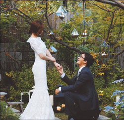 배우 배용준(43)과 박수진(30)이 27일 결혼했다. 배용준 SNS 캡처.