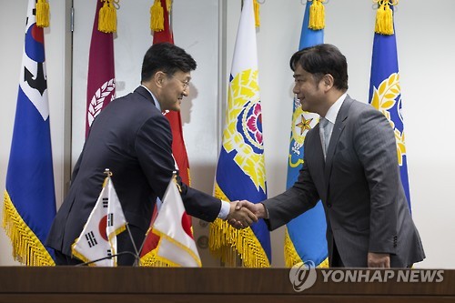 악수하는 한일 국방정책 실무회의 수석대표     (서울=연합뉴스) 임헌정 기자 = 윤순구 국방부 국제정책관(왼쪽)과 스즈키 아츠오(鈴木敦夫) 일본 방위성 방위정책차장이 5일 서울 용산 국방부에서 열린 한·일 국방정책 실무회의에 앞서 악수하고 있다. 한·일 국방정책 실무회의는 1994년부터 한국 국방부와 일본 방위성의 국장급 인사가 대표로 참가하는 정례회의체이다. 매년 교대로 상대국을 방문해 개최했으나 지난해에는 과거사 문제에 대한 일본 측의 불성실한 태도로 열리지 않았다.