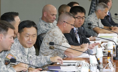 지난 달 29일 오전 서울 용산 국방부에서 열린 한미 탄저균 합동실무단 전체회의에서 미국 측 실무단장 로버트 헤드룬드(Robert Hedelund,앞에서 네번째) 주한미군사령부 기획참모부장을 비롯한 관계자들이 회의의 시작을 기다리고 있다.