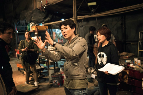 류승완 감독이 영화 '베테랑' 촬영 현장에서 디렉션을 하고 있다. (사진=㈜외유내강 제공)