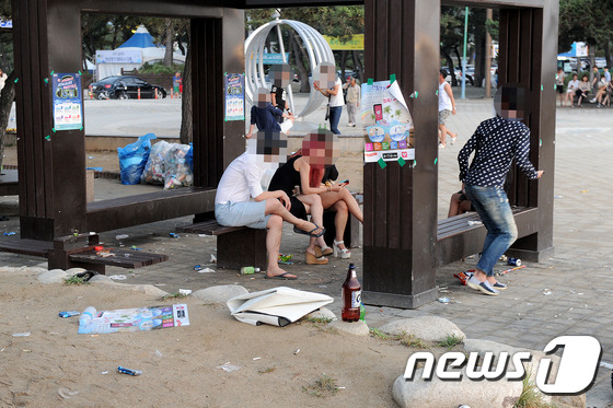 본격적인 여름휴가 시즌인 9일 강원 강릉 경포해변 곳곳에 버려진 술병과 각종 쓰레기들이 지난 밤의 흔적을 그대로 담고 있다. 2015.8.9/뉴스1 © News1 윤창완 기자