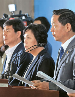 김상곤 새정치민주연합 혁신위원장(오른쪽)이 지난달 26일 국회에서 권역별 비례대표제·석패율제와 지역구 조정문제 등을 담은 ‘5차 혁신안’을 발표하고 있다. [김상선 기자]