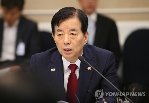 모두발언하는 한민구 국방장관 (서울=연합뉴스) 진성철 기자 = 한민구 국방장관이 11일 국회 귀빈식당에서 열린 병영문화 개선 대책 관련 당정협의에서 모두발언하고 있다.