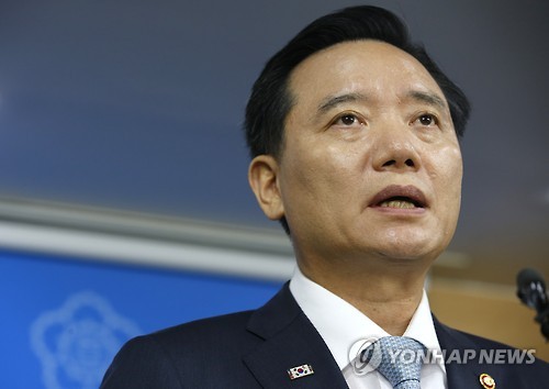 특별사면 배경 설명하는 법무장관     (서울=연합뉴스) 황광모 기자 = 김현웅 법무부 장관이 13일 오전 서울 세종로 정부서울청사에서 임시국무회의에서 의결된 광복 70주년 특별 사면을 발표하고 있다 .