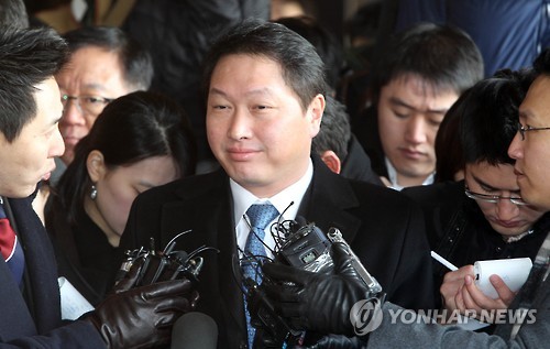 최태원 SK회장 광복절 특별사면     (서울=연합뉴스)  광복 70주년을 맞아 13일 실시된 광복절 특별사면에서 형집행 면제 특별사면 및 특별복권을 받은  최태원 SK그룹 회장 .    최 회장이 2011년 12월 19일 오전 검찰 조사를 받기 위해 서초동 서울검찰청사에 출석하며 기자들의 질문을 받고 있다. (연합뉴스 자료사진)