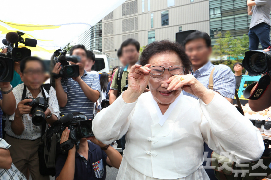 이용수 일본군 강제 성노예 피해자 할머니가 12일 오후 서울 종로구 옛 일본대사관에서 앞에서 열린 제3차 세계 일본군 위안부 기림일 세계연대집회 및 제1191차 일본군 위안부 문제해결을 위한 수요시위에서 학생들의 격려에 미소 띈 얼굴로 흐르는 눈물을 닦아내고 있다. 윤성호기자