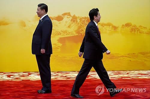 지난해 11월 열린 베이징APEC 정상회의에서 첫 만남을 가진 시진핑과 아베. (AP=연합뉴스DB)