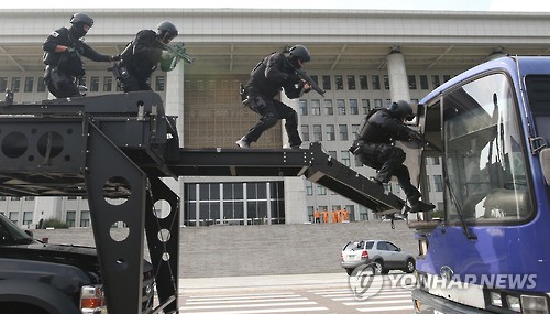 테러범 진압하는 경찰특공대     (서울=연합뉴스) 임헌정 기자 = 을지프리덤가디언(UFG) 훈련 첫날인 지난 17일 국회에서 경찰특공대 대원들이 테러범 진압 훈련을 하며 차량으로 진입하고 있다.