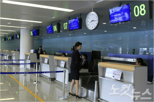 북한 순안국제공항 신청사 발권창구 시계(사진=노동신문)
