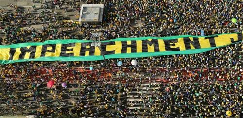지난 16일 벌어진 반정부 시위에서 지우마 호세프 대통령 탄핵을 촉구하는 대형 플래카드가 등장했다.(출처:브라질 일간지 폴랴 지 상파울루)