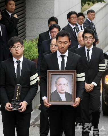 故 이맹희 CJ그룹 명예회장의 영정과 위패가 20일 오전 영결식이 열리는 서울 중구 필동 CJ인재원으로 운구되고 있다. 고인의 손녀 사위인 정종환씨가 영정사진을, 고인의 손자인 이호준씨가 위패를 들었다. 박종민기자