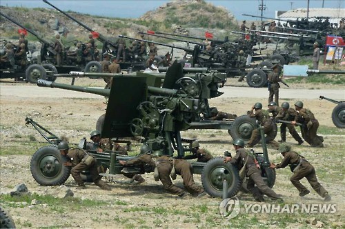 고사포를 밀고 있는 북한 병사들(연합뉴스 자료사진)