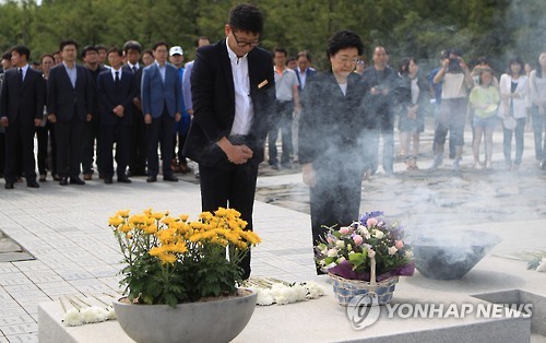 한명숙, 노무현 전 대통령 묘역 참배         (김해=연합뉴스) 박정헌 기자 = 대법원 판결로 징역 2년 실형이 확정된 한명숙 전 국무총리가 22일 오후 경남 김해시 봉하마을을 찾아 고(故) 노무현 전 대통력 묘역을 참배하고 있다.