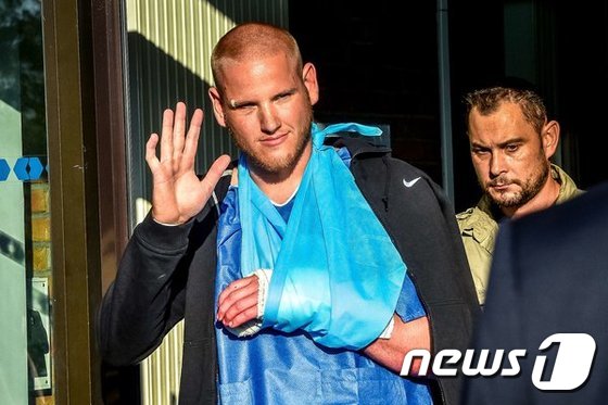 범인 제압 중 부상을 당한 스펜서 스톤이 병원 치료 후 퇴원하는 모습©AFP= News1