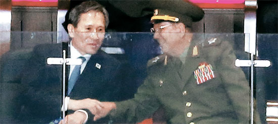 김관진 국가안보실장과 황병서 북한군 총정치국장 라인은 지난해 10월 처음 가동됐다. 두 사람이 당시 인천 아시안게임 폐막식을 관람하는 모습. [중앙포토]