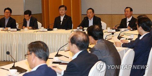 전경련 2015년 제1차 산업정책위원회 회의 개최 (서울=연합뉴스) 홍해인 기자 = 28일 오전 서울 여의도 전경련 컨퍼런스센터에서 '2015년 제1차 전경련 산업정책위원회 회의'가 열리고 있다. 이날 회의에는 최양희 미래창조과학부 장관, 이승철 전경련 부회장을 비롯해 정책위 위원장인 구자열 LS 회장, 안승권 LG전자 사장, 박광식 현대차 부사장 등 주요 기업 CEO 26명이 참석했다. 2015.8.28 hihong@yna.co.kr