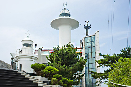 옛 등대와 새 등대가 나란히 서 있다. 왼쪽이 100년 넘은 옛 등대이다.