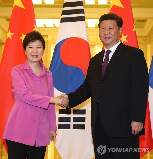 한·중 정상 악수     (베이징=연합뉴스) 백승렬 기자 = 박근혜 대통령과 시진핑 중국 국가주석이 2일 베이징 인민대회당에서 열린 한·중 정상회담에서 악수하고 있다.        srbaek@yna.co.kr
