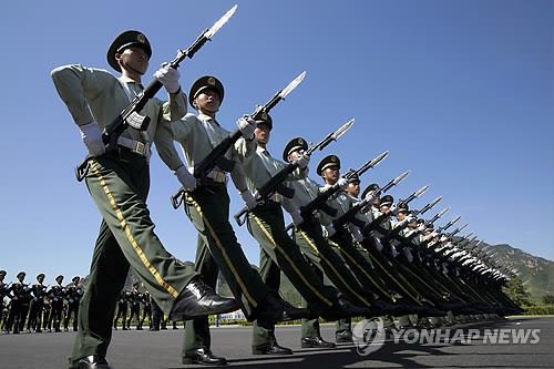 전승절 열병식 앞두고 행진 훈련하는 중국군. (AP=연합뉴스DB)