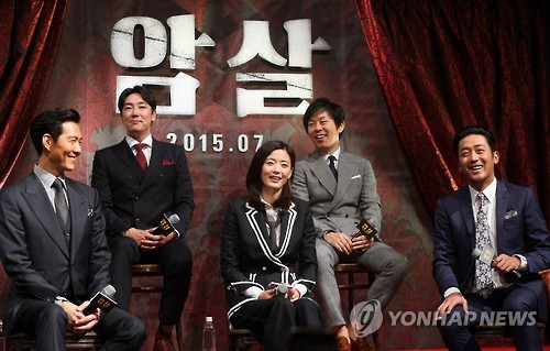 화기애애한 '암살' 주역들 (서울=연합뉴스) 김수진 기자 = 22일 오전 서울 강남구 CGV 압구정점에서 열린 영화 '암살' 제작보고회에서 배우 이정재(왼쪽부터), 조진웅, 전지현, 최덕문, 하정우가 웃음을 터뜨리고 있다. 2015.6.22 ksujin@yna.co.kr