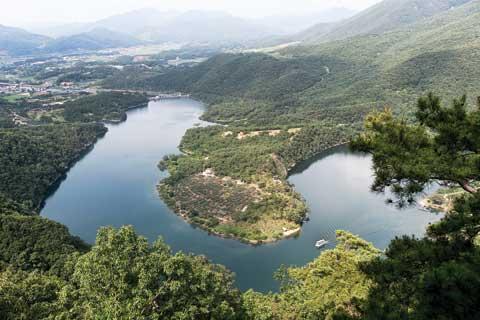 [월간산]한반도전망대에서 바라본 한반도지형, 괴산호의 명풍경이다.