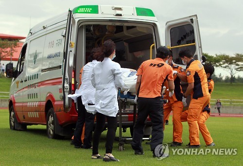 119구조대가 6일 오후 전남 해남군 해남공설운동장에서 해경 헬리콥터로 운구된 돌고래호 침몰사고 희생자 시신을 구급차에 옮기고 있다.