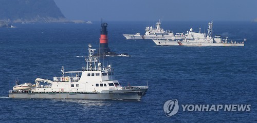 5일 제주 추자도 인근 해상에서 낚시 관광객들을 태우고 전남 해남으로 가던 낚시어선 돌고래호(9.77t·해남 선적)가 전복됐다.     6일 오후 돌고래호가 마지막 신호를 보낸 추자면 예초리 앞바다에서 해경, 해군 등이 대규모 실종자 수색작업을 하고 있다.