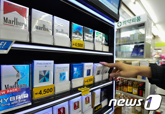 서울 공평동의 한 편의점에 진열된 담배 제품./뉴스1 © News1 송은석 기자