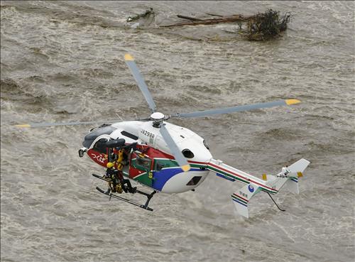 10일 일본 이바라키현 기누가와의 범람으로 주택에 고립된 주민이 헬기로 구출되는 장면(교도.연합뉴스)