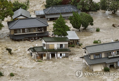 태풍 아타우 강타 일본 이바라키현의 물에 잠긴 주택들      (이바라키현 교도=연합뉴스) 18호 태풍 