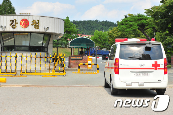 대구 북구 학정동 육군 50사단에서 수류탄 투척 훈련 도중 수류탄이 터져 훈련 교관 등 3명의 사상자가 발생했다. 이 사고로 교관인 김모(27) 중사가 숨졌고, 손모(20) 훈련병의 왼쪽 손목이 절단됐다. 사고 직후 구급차가 영내로 들어가고 있다.2015.9.11/뉴스1 © News1 최창호 기자