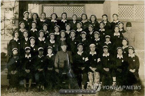 일제 강점기에 일본 아이치(愛知)현 소재 미쓰비시(三菱)중공업의 나고야(名古屋)항공기제작소에 동원된 이순남(李順男) 씨와 동료들의 모습. 항공기제작소 기숙사 앞에서 촬영. 이 사진은 위원회가 2012년 12월 강제동원 피해자 등으로부터 기증받은 자료 등을 토대로 발간한 책자인 '조각난 그날의 기억'에 실려 있다.