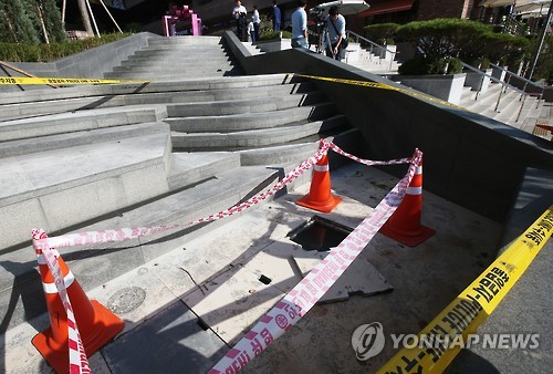 광교 신도시 쇼핑몰 분수대 사고 현장 (수원=연합뉴스) 홍기원 기자 = 지난 14일 3살 A군이 배수로에 떨어져 익사한 경기도 수원시 광교 신도시 한 쇼핑몰 분수대에서 15일 오전 취재진이 취재를 하고 있다. 당시 공사를 위해 열려 있던 배수구 뚜껑이 현재는 닫혀 있다. 2015.9.15 xanadu@yna.co.kr
