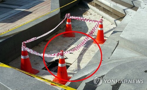세 살배기 익사한 광교 쇼핑몰 분수대 현장 (수원=연합뉴스) 강영훈 기자 = 14일 오후 11시 25분께 경기 수원시 영통구 이의동 광교 신도시의 한 쇼핑몰 1층 광장에서 A(3)군이 분수대 배수로(깊이 1m30㎝)에서 익사한 채 발견됐다. 당시 분수대 배수로(가로 1m20㎝, 세로 60㎝) 4개는 모두 덮개가 덮히지 않은 상태로 완전 개방된 상태였으며, 안에는 물이 가득 차 있던 것으로 조사됐다. 2015.9.15 kyh@yna.co.kr